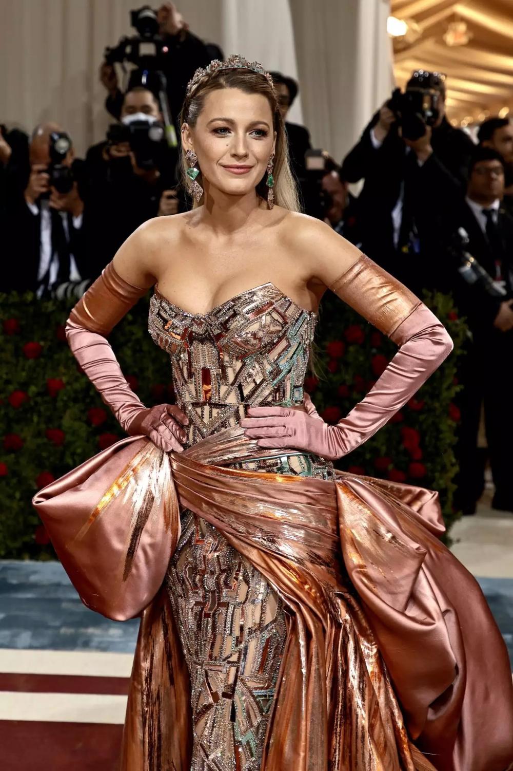 Blake Lively's 2022 Met Gala Look Included a Surprise Mid-Carpet Costume  Change